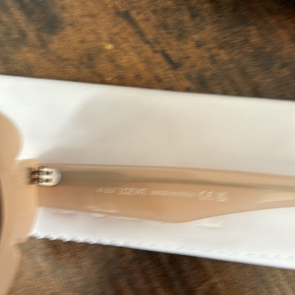 Loewe Paula Ibiza Flower
Shaped Sunglasses In Beige Endource New In Case… - Picture 9 of 14